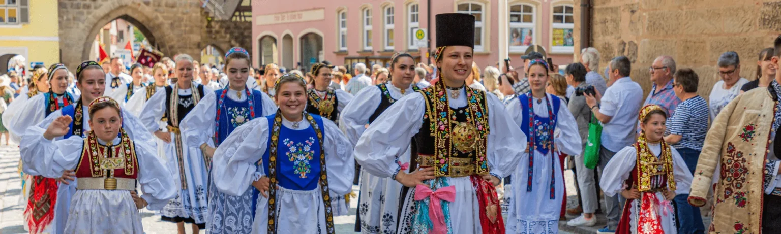Siebenbürger Sachsen in Tracht beim Trachtenumzug – Bild 1