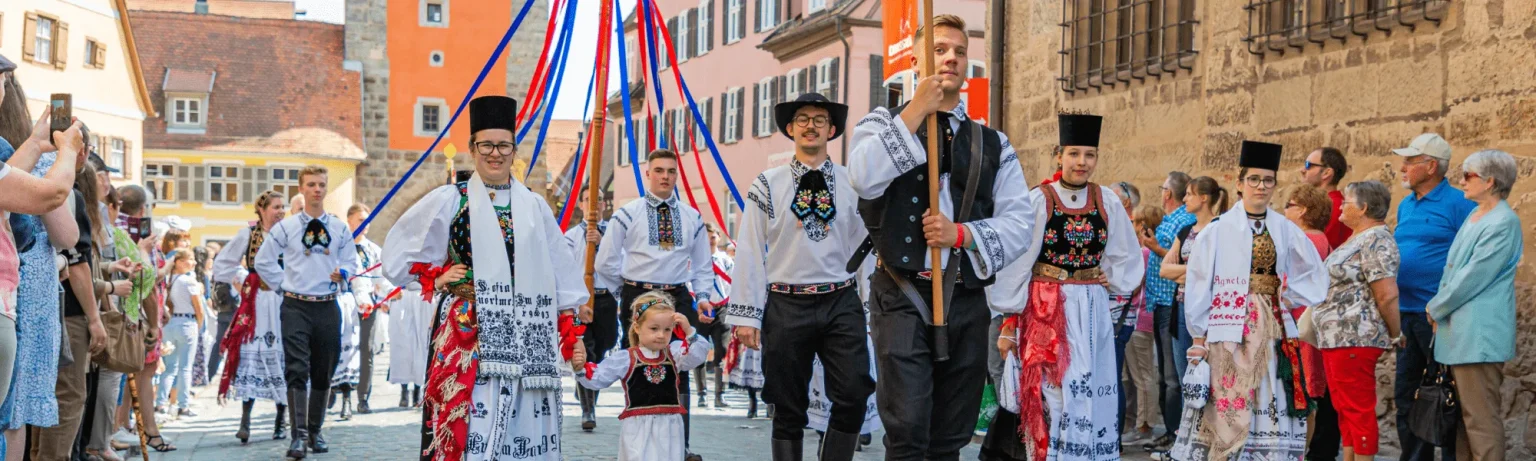 Siebenbürger Sachsen in Tracht beim Trachtenumzug – Bild 10