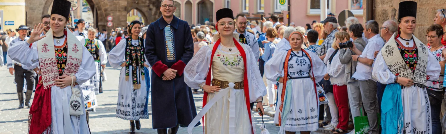 Siebenbürger Sachsen in Tracht beim Trachtenumzug – Bild 11