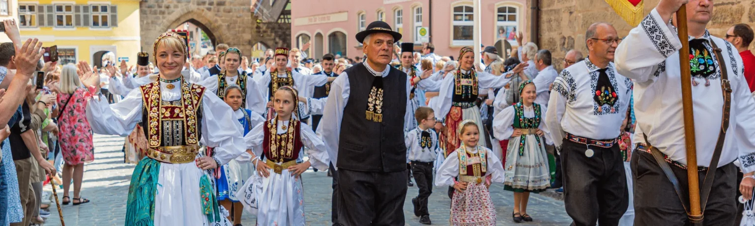 Siebenbürger Sachsen in Tracht beim Trachtenumzug – Bild 12