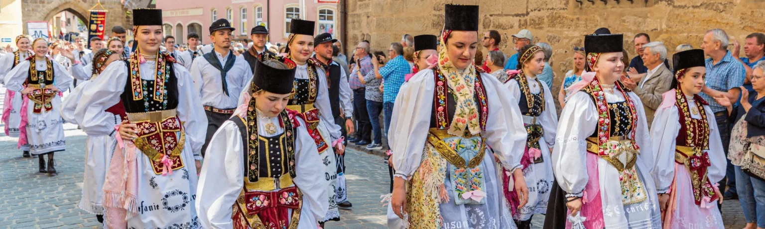 Siebenbürger Sachsen in Tracht beim Trachtenumzug – Bild 13