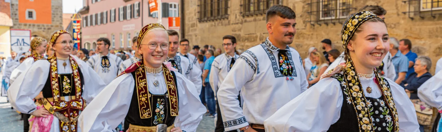 Siebenbürger Sachsen in Tracht beim Trachtenumzug – Bild 14