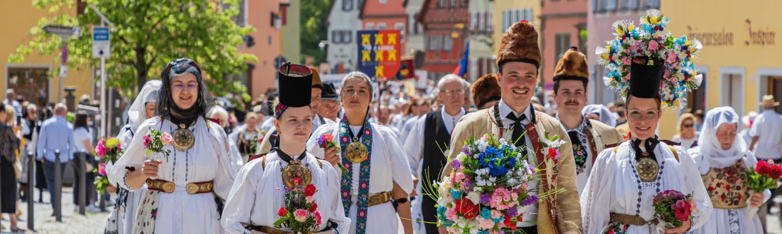 Siebenbürger Sachsen in Tracht beim Trachtenumzug – Bild 15