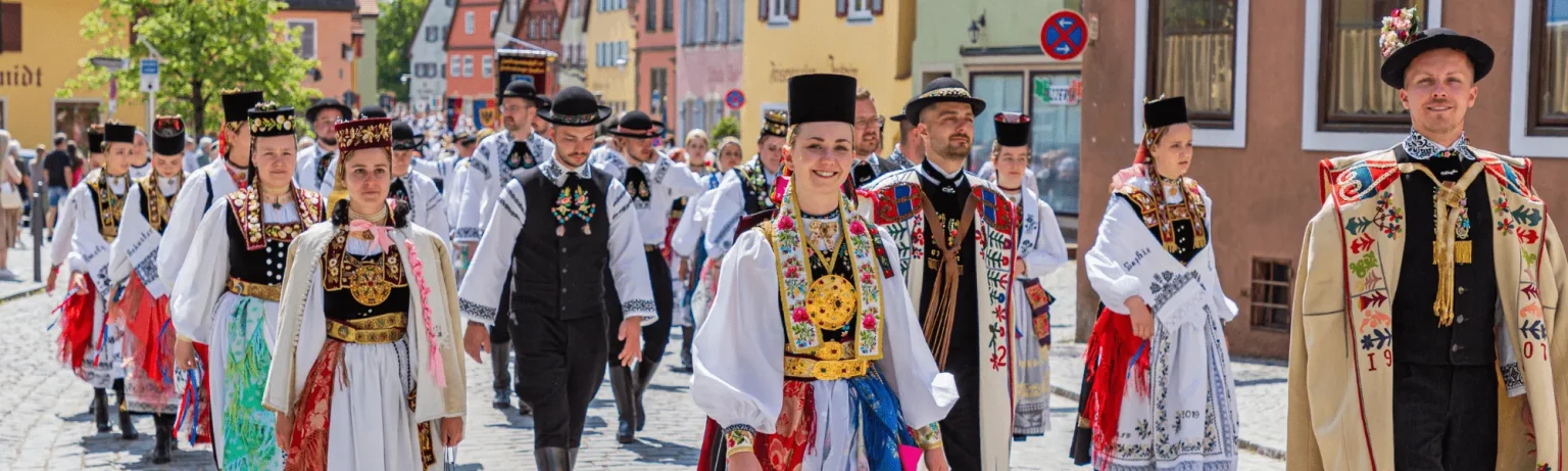 Siebenbürger Sachsen in Tracht beim Trachtenumzug – Bild 16