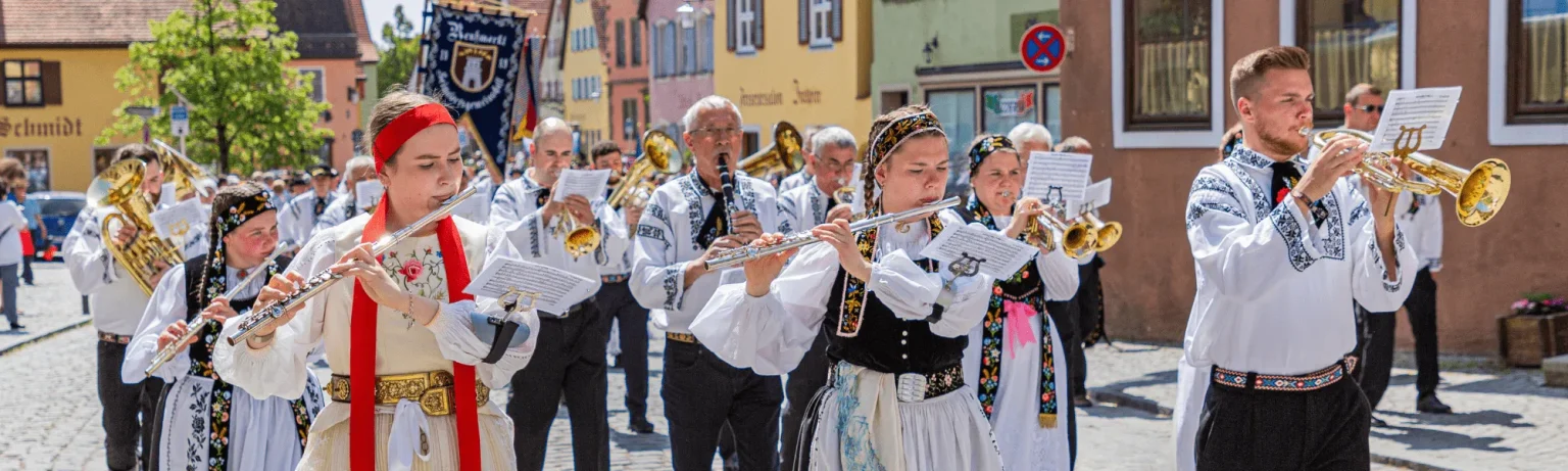 Siebenbürger Sachsen in Tracht beim Trachtenumzug – Bild 17