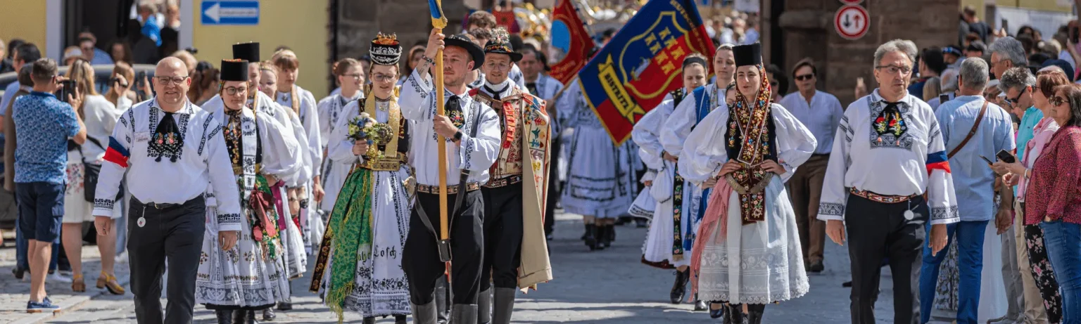Siebenbürger Sachsen in Tracht beim Trachtenumzug – Bild 18