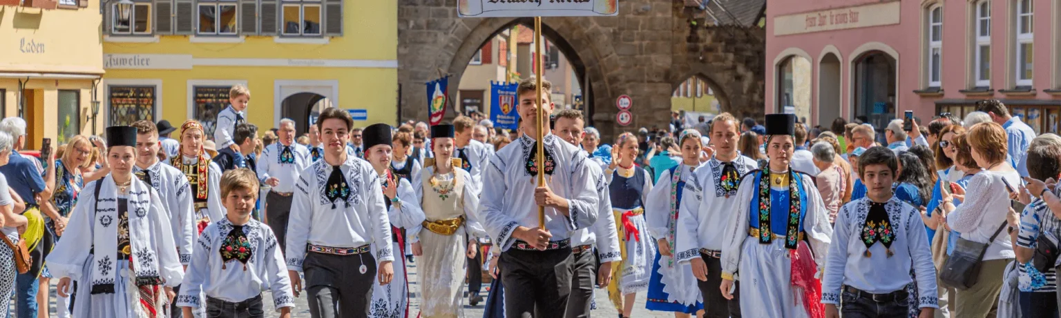 Siebenbürger Sachsen in Tracht beim Trachtenumzug – Bild 2