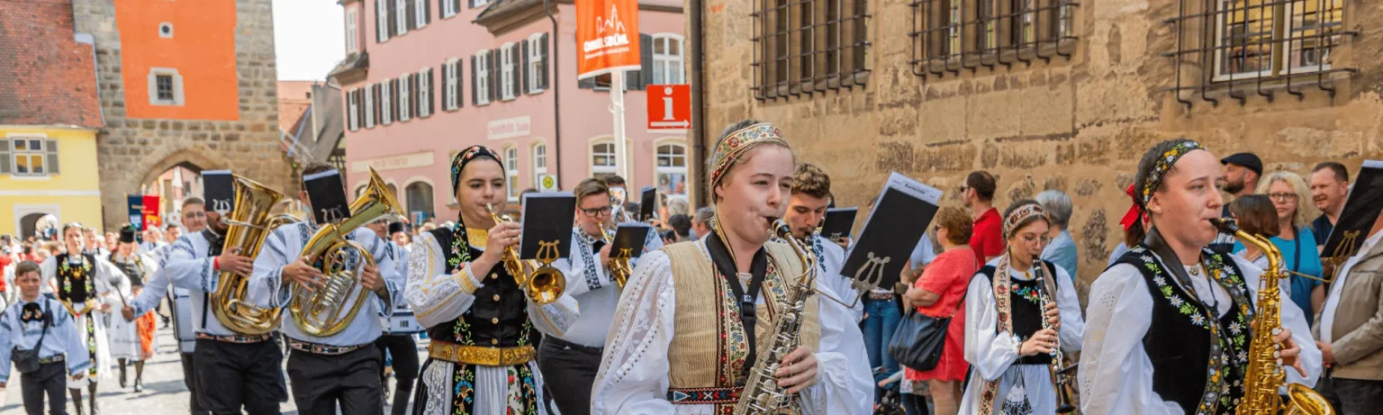 Siebenbürger Sachsen in Tracht beim Trachtenumzug – Bild 3