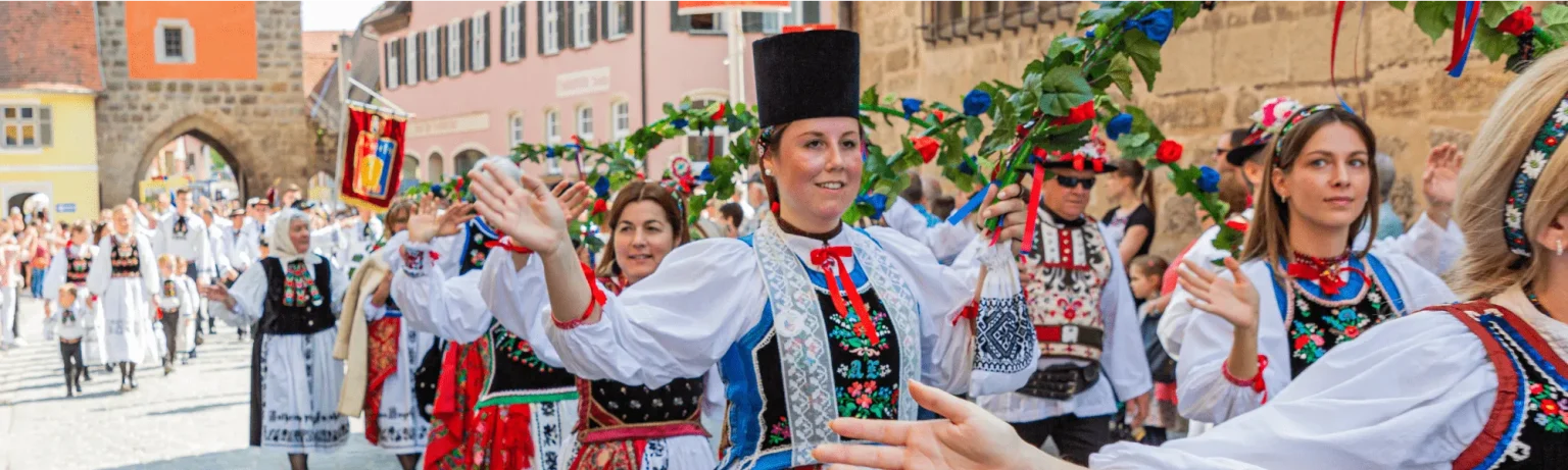 Siebenbürger Sachsen in Tracht beim Trachtenumzug – Bild 4