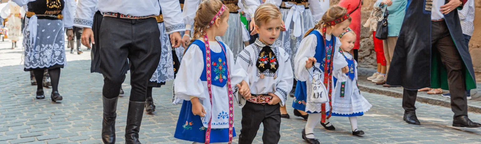 Siebenbürger Sachsen in Tracht beim Trachtenumzug – Bild 5