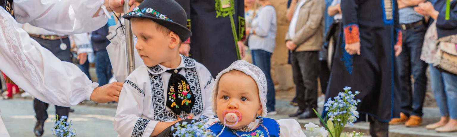 Siebenbürger Sachsen in Tracht beim Trachtenumzug – Bild 6