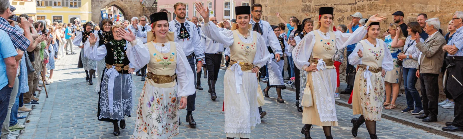 Siebenbürger Sachsen in Tracht beim Trachtenumzug – Bild 7