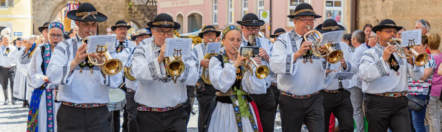 Siebenbürger Sachsen in Tracht beim Trachtenumzug – Bild 9