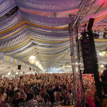 Volles Festzelt mit feiernder Menschenmenge und stimmungsvoller Beleuchtung beim Heimattag der Siebenbürger Sachsen in Dinkelsbühl