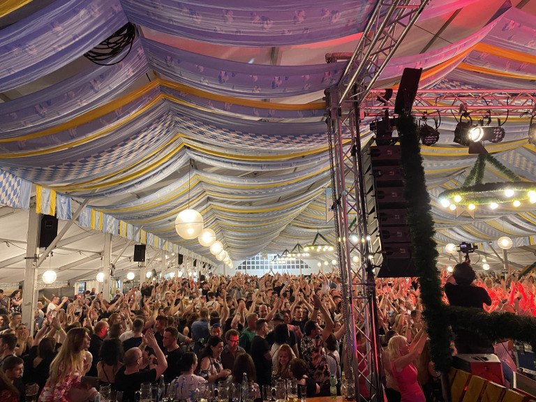 Volles Festzelt mit feiernder Menschenmenge und stimmungsvoller Beleuchtung beim Heimattag der Siebenbürger Sachsen in Dinkelsbühl