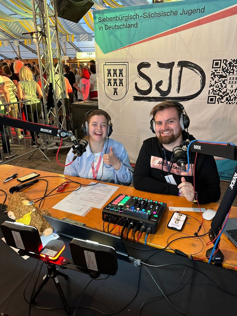 Rhea Klein und Dominik Jakobi moderieren live aus dem Festzelt beim Heimattag der Siebenbürger Sachsen in Dinkelsbühl.