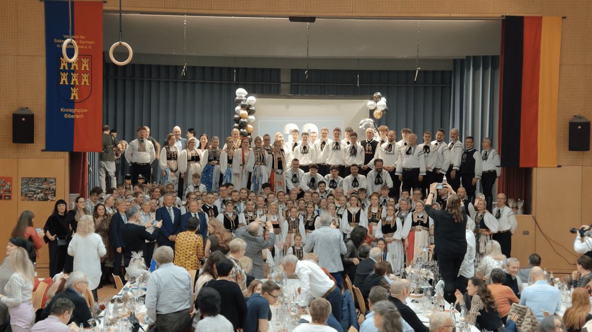 Gruppenfoto alles Tänzerinnen und Tänzer