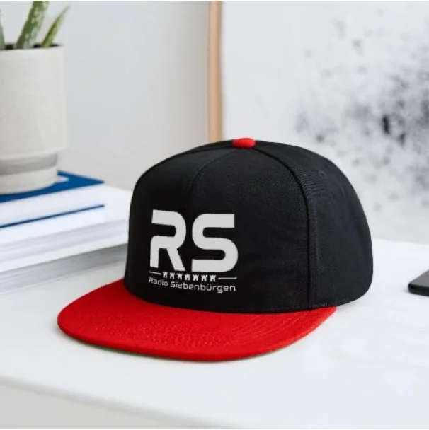 Schwarze Snapback-Cap mit rotem Schirm und weißem RS-Logo von Radio Siebenbürgen