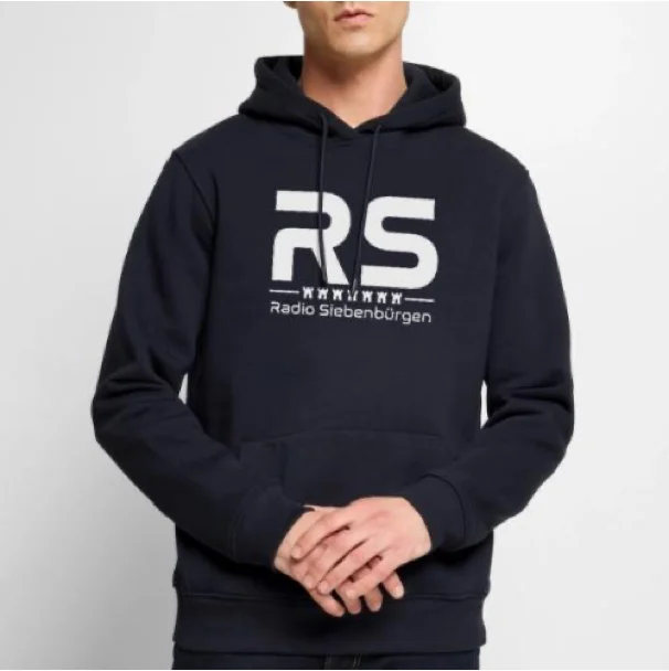 Dunkler Hoodie mit weißem RS-Logo von Radio Siebenbürgen