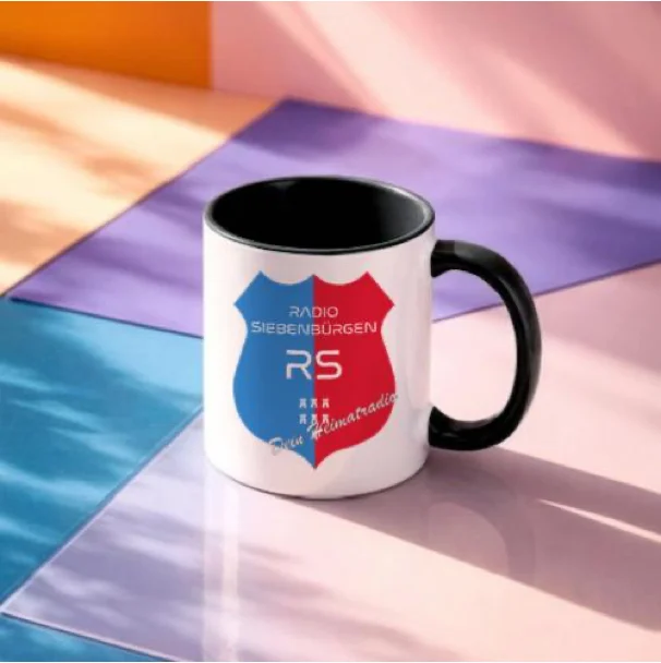 Weiße Tasse mit schwarzem Henkel und dem farbigen Wappen von Radio Siebenbürgen