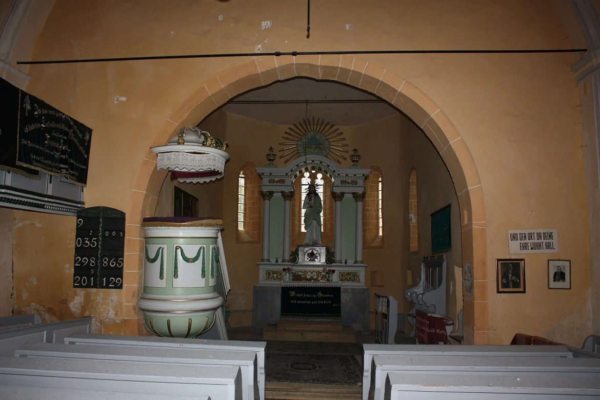 Innenraum der evangelischen Kirche in Almen