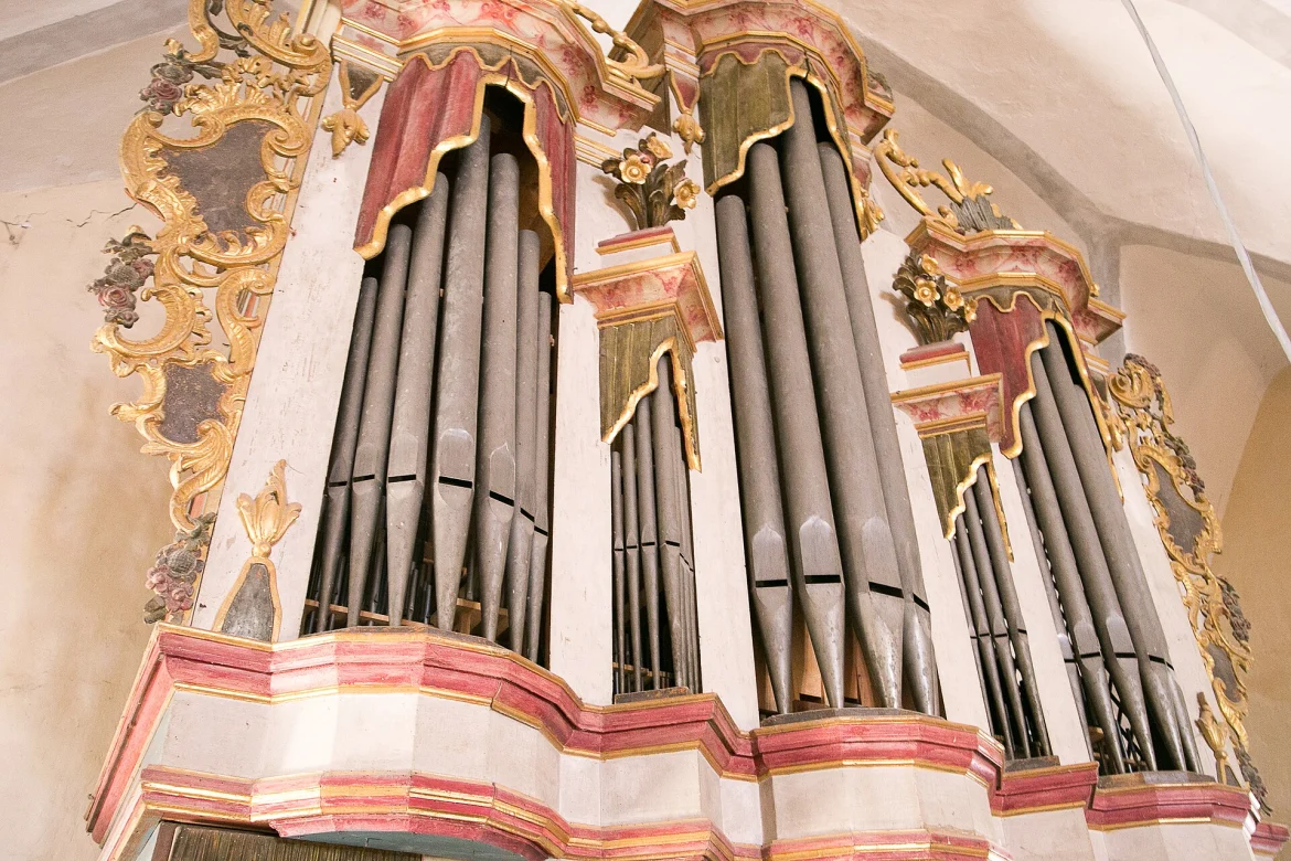 Die evangelische Kirche in Alzen von außen