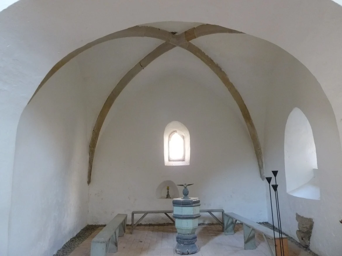 Innenraum der evangelischen Kirche in Arkeden