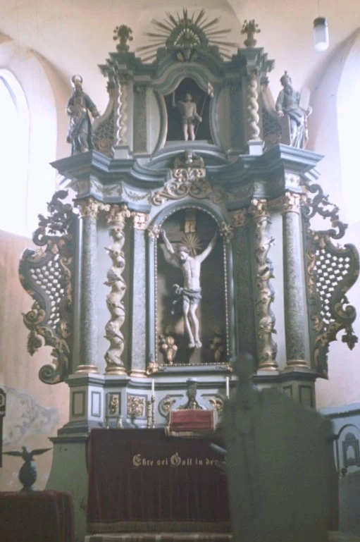 Die evangelische Kirche in Arkeden von außen