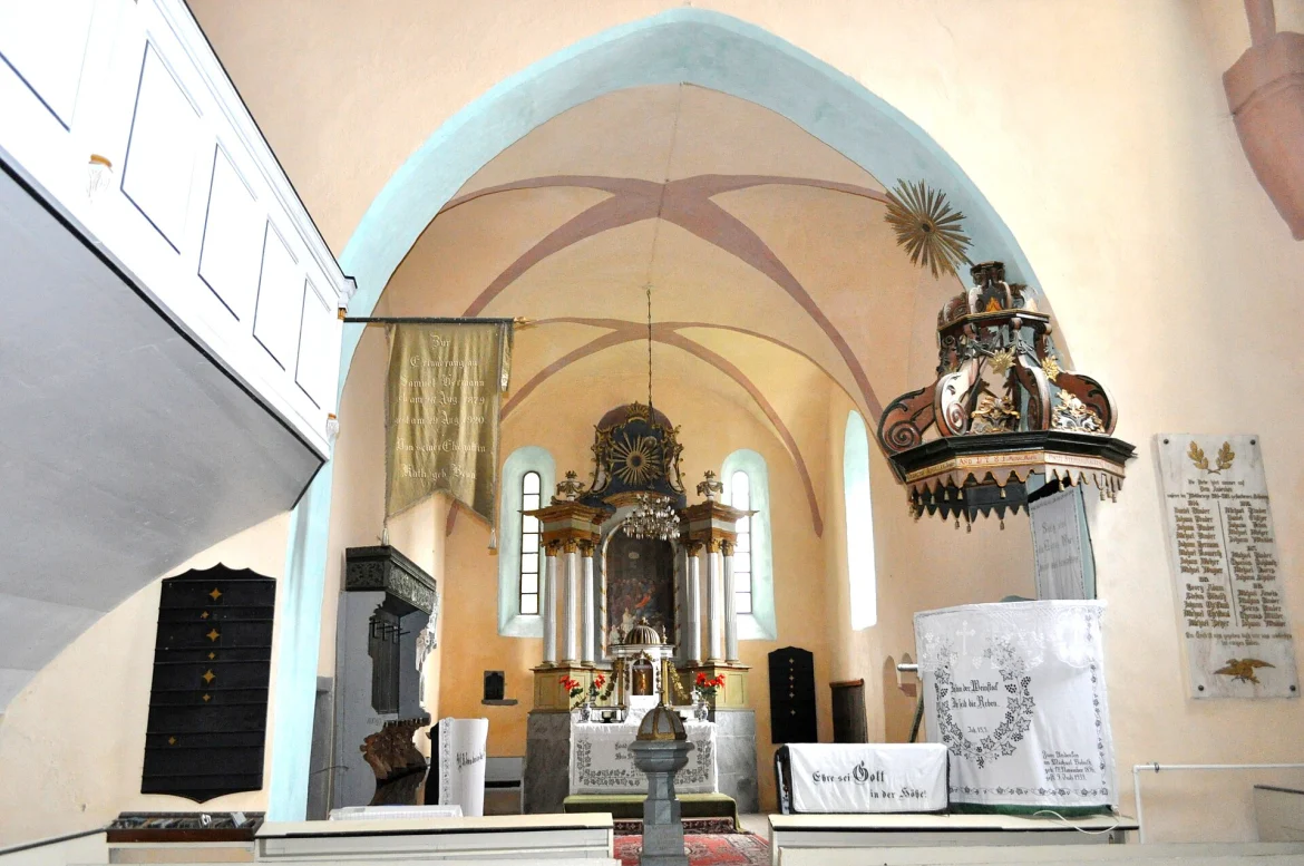 Innenraum der evangelischen Kirche in Baassen