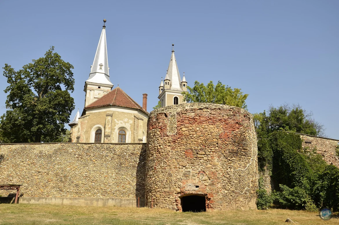 Die evangelische Kirche in Broos von außen