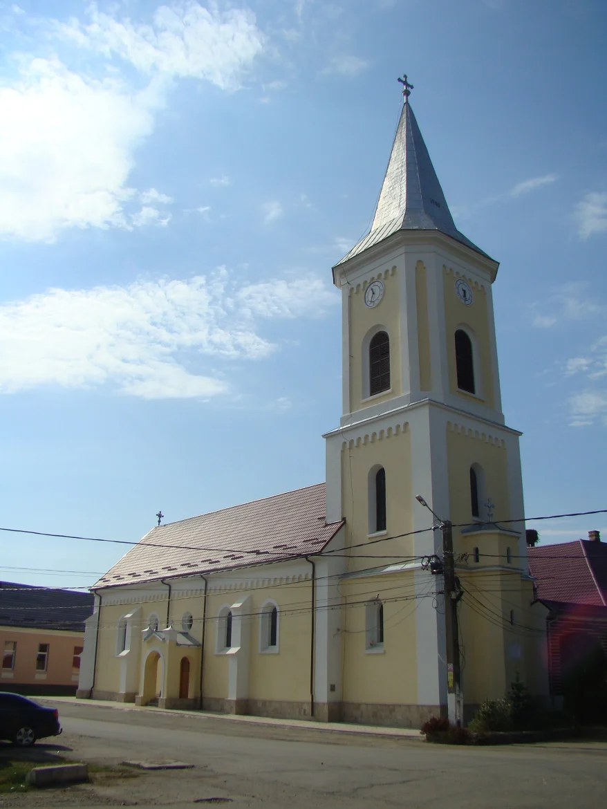 Die evangelische Kirche in Burghalle von außen