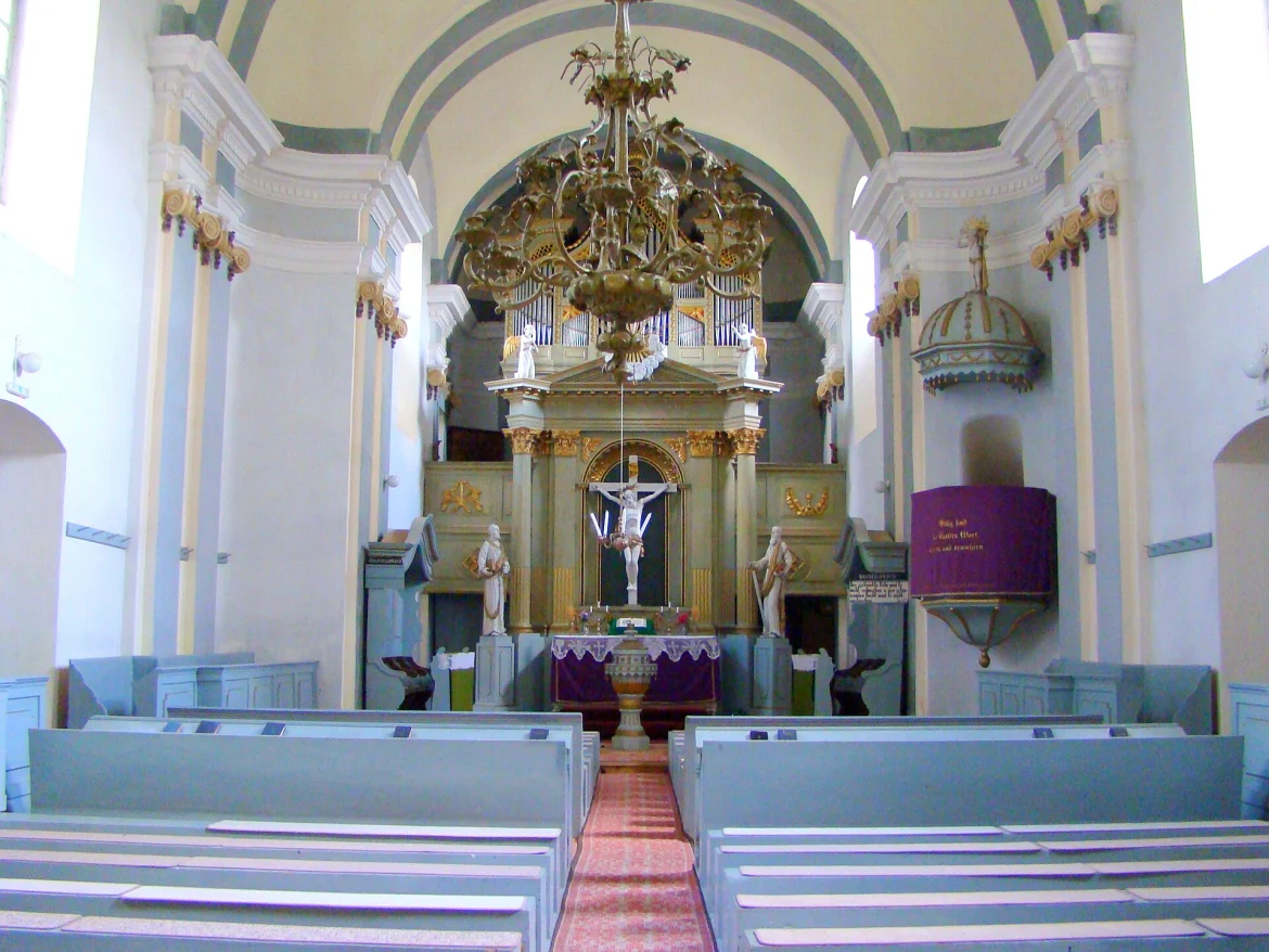 Innenraum der evangelischen Kirche in Deutsch-Kreuz