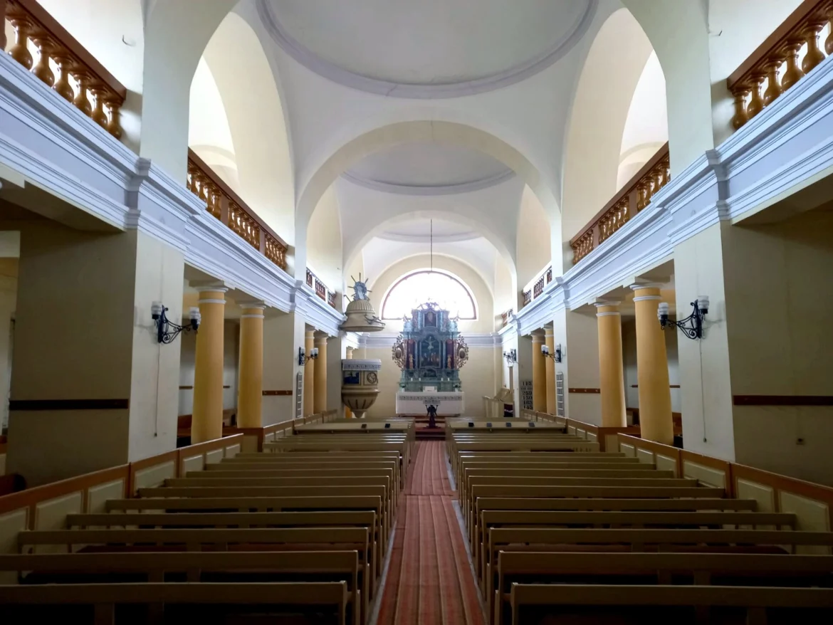 Innenraum der evangelischen Kirche in Großpold