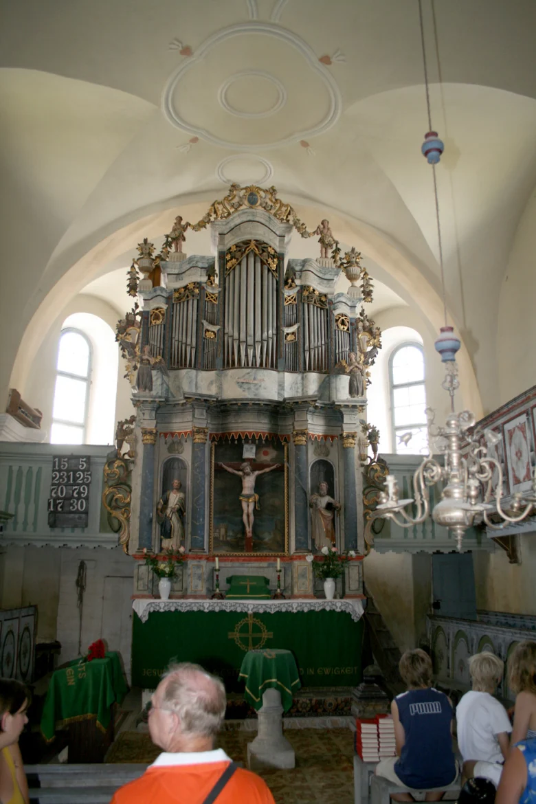 Innenraum der evangelischen Kirche in Hamruden