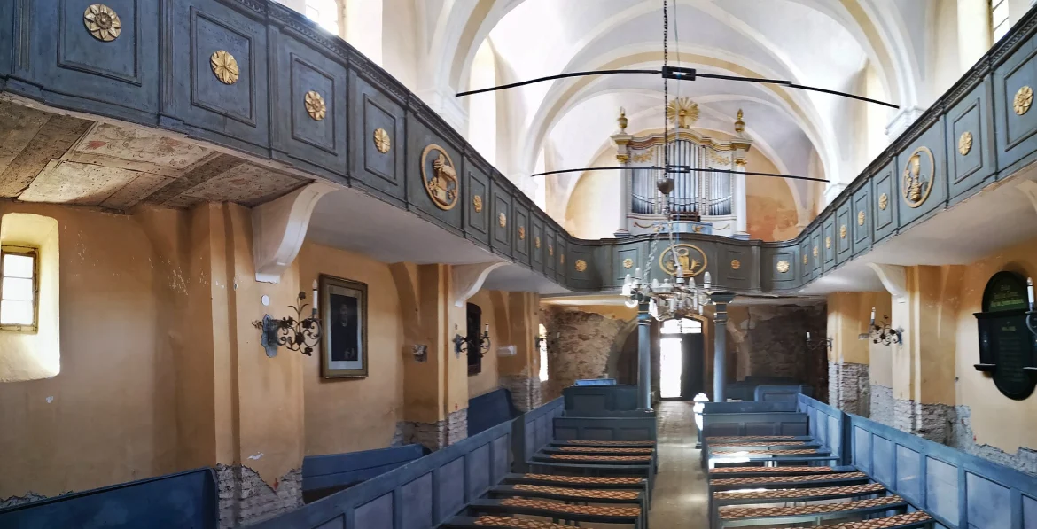 Innenraum der evangelischen Kirche in Holzmengen