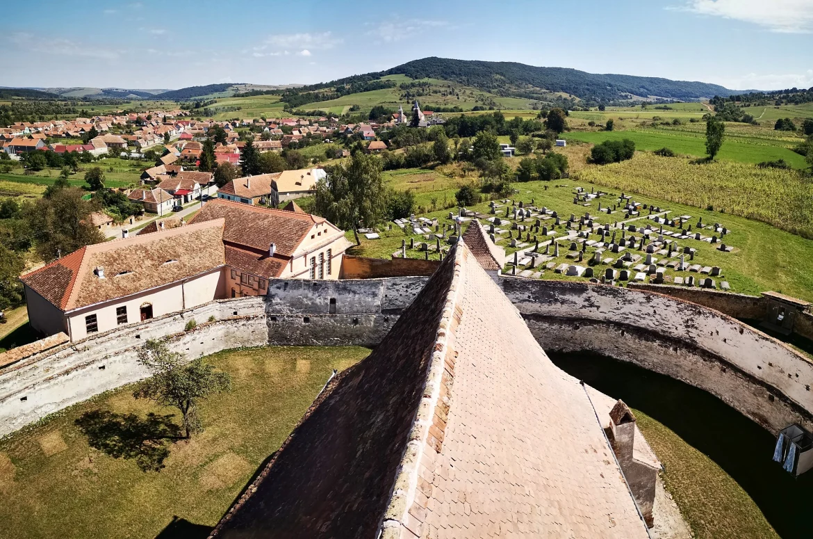 Die evangelische Kirche in Holzmengen von außen