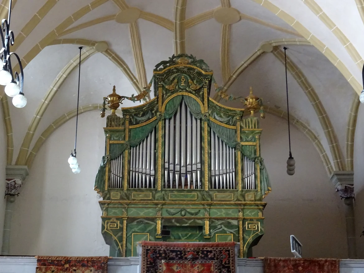 Die evangelische Kirche in Honigberg von außen
