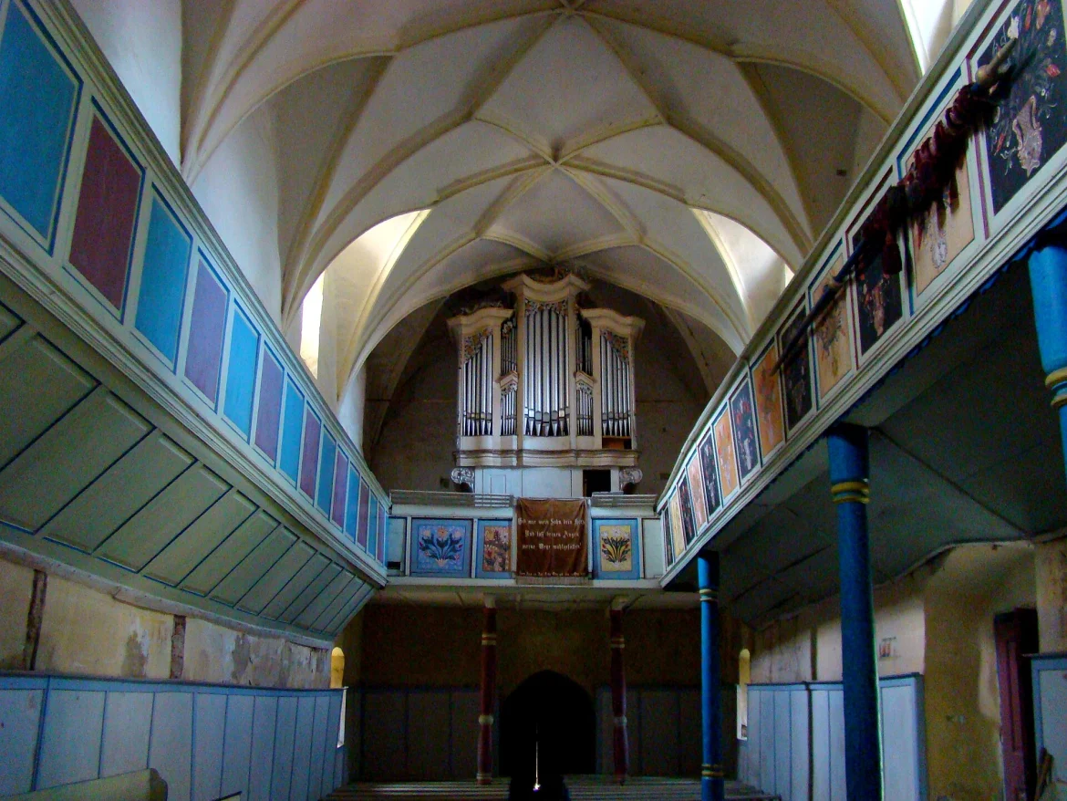 Innenraum der evangelischen Kirche in Hundertbücheln