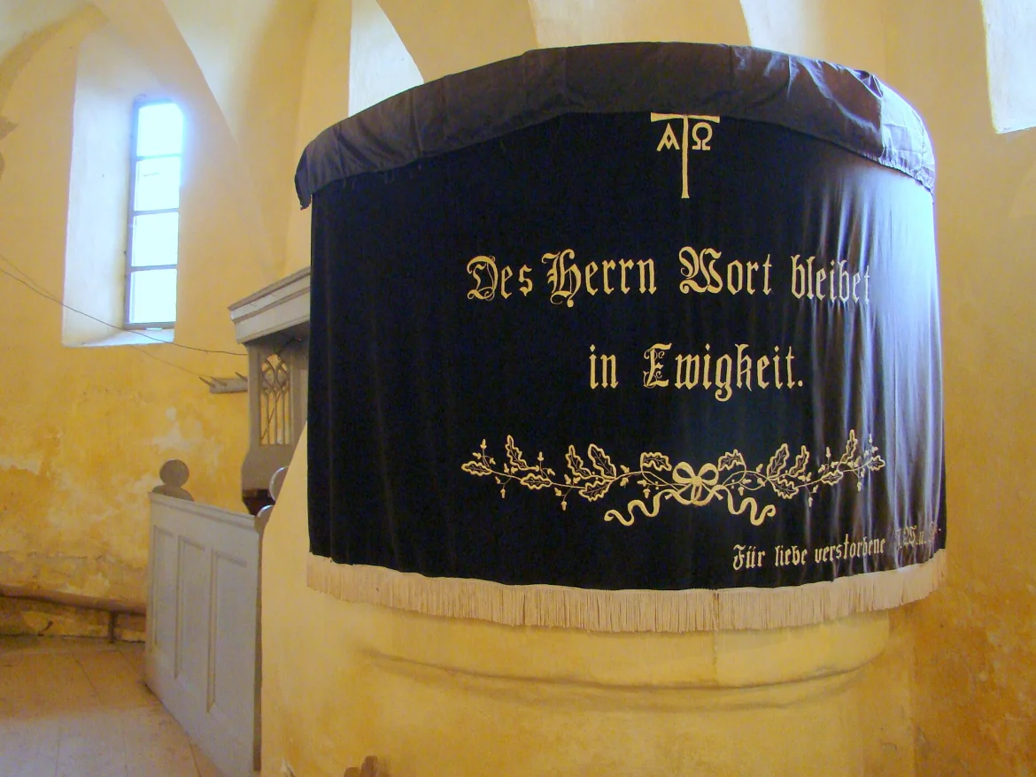 Innenraum der evangelischen Kirche in Kleinalisch