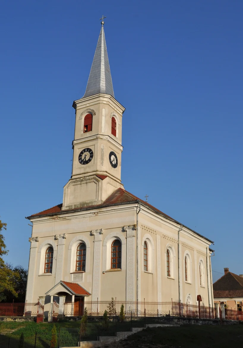 Die evangelische Kirche in Kleinbistritz von außen