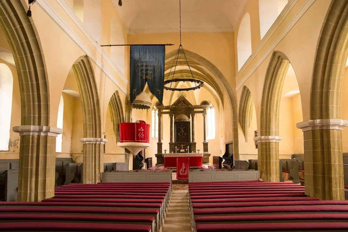 Innenraum der evangelischen Kirche in Kleinschelken