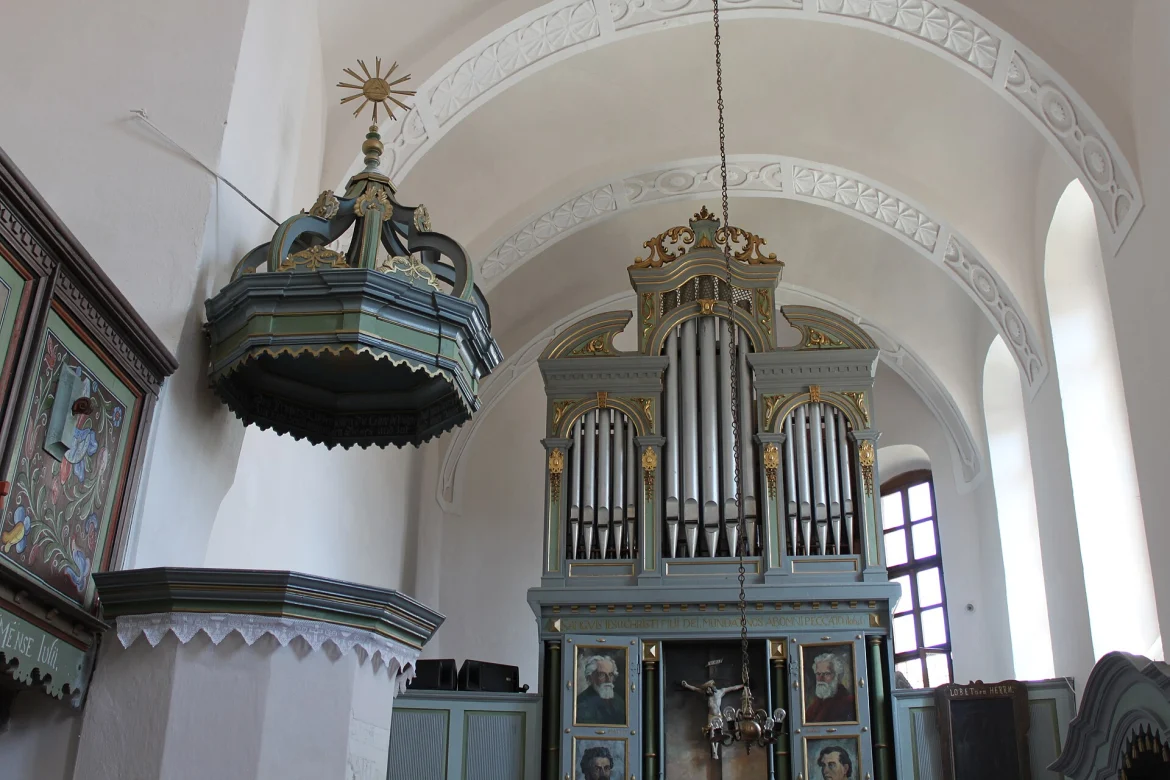 Die evangelische Kirche in Meschendorf von außen