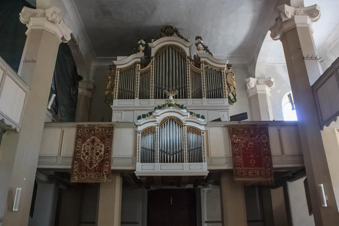 Innenraum der evangelischen Kirche in Petersberg