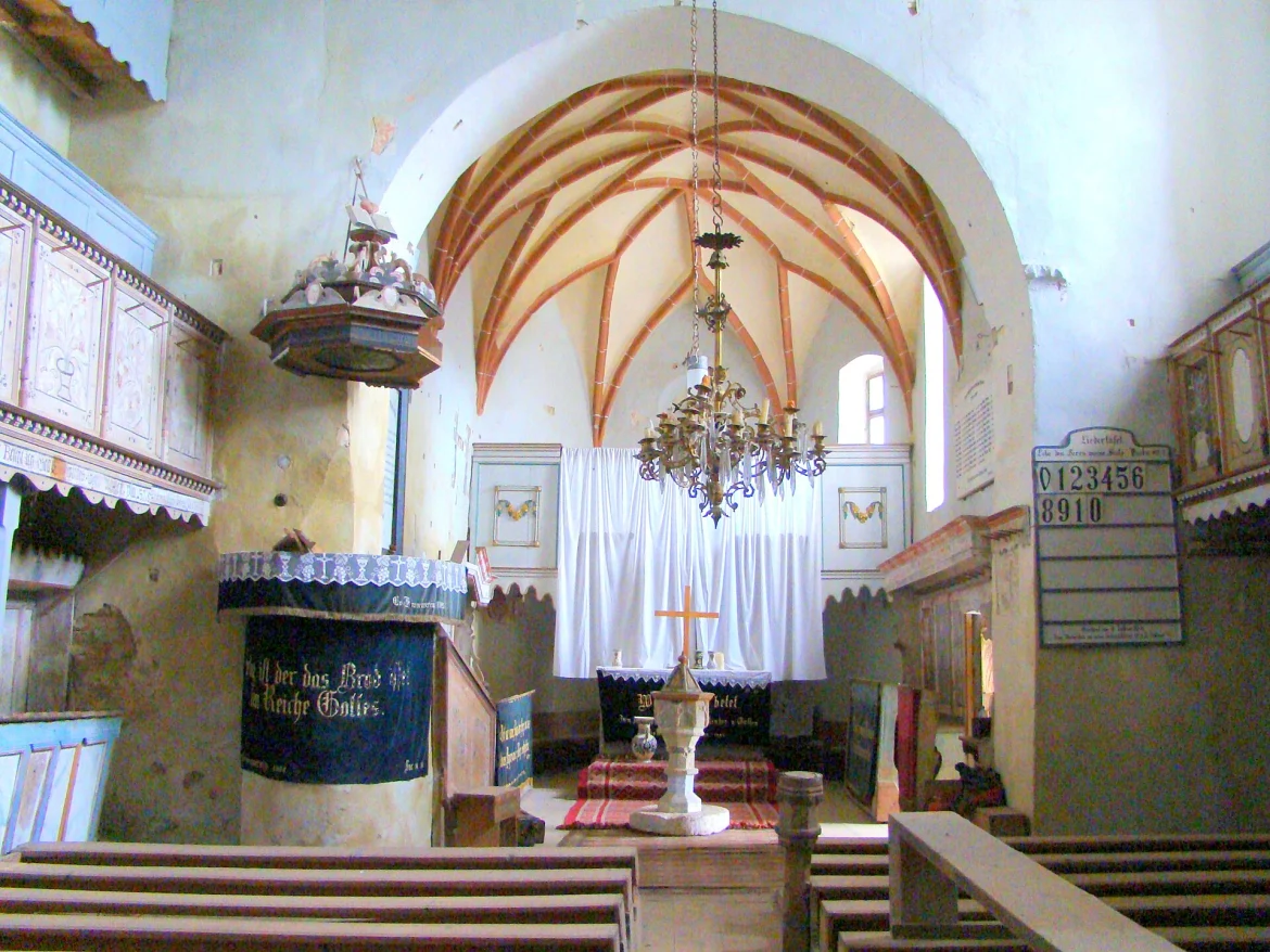 Innenraum der evangelischen Kirche in Radeln