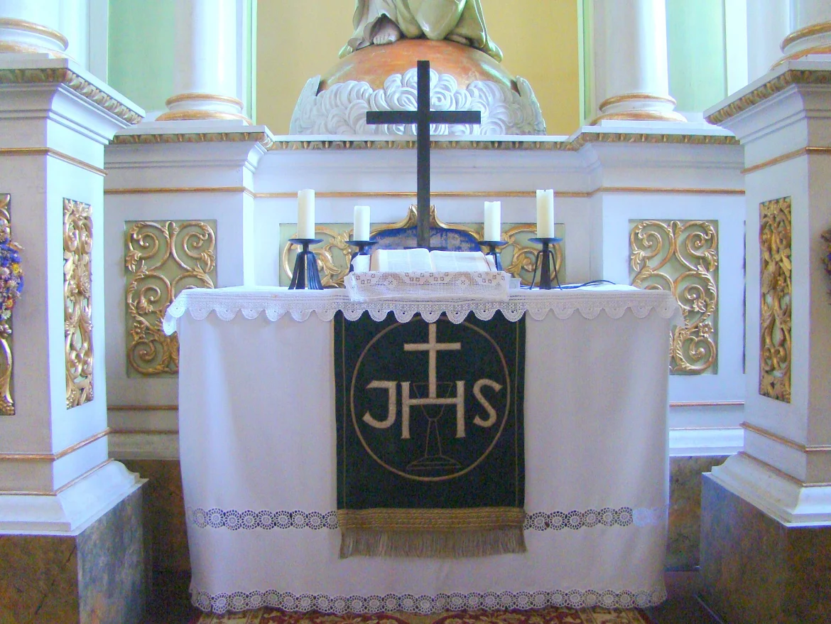 Innenraum der evangelischen Kirche in Sächsisch-Regen