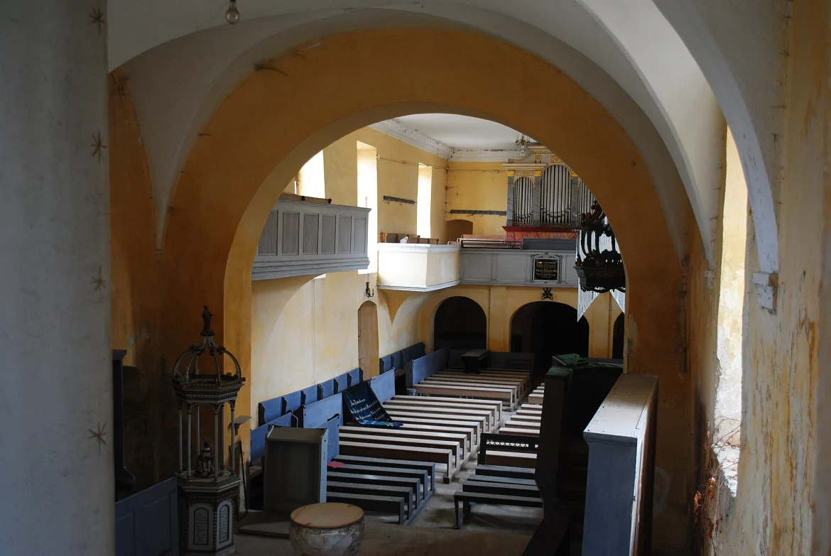 Innenraum der evangelischen Kirche in Schaal