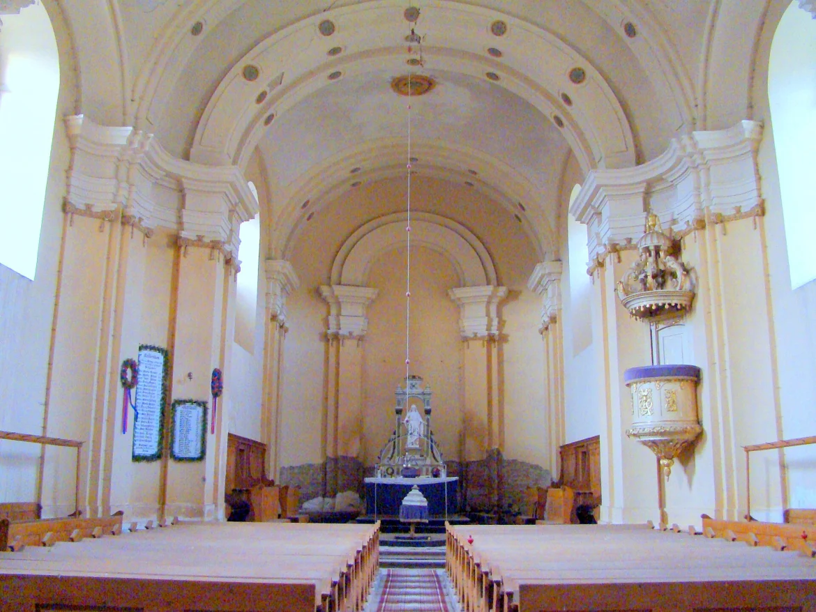 Innenraum der evangelischen Kirche in Schaas