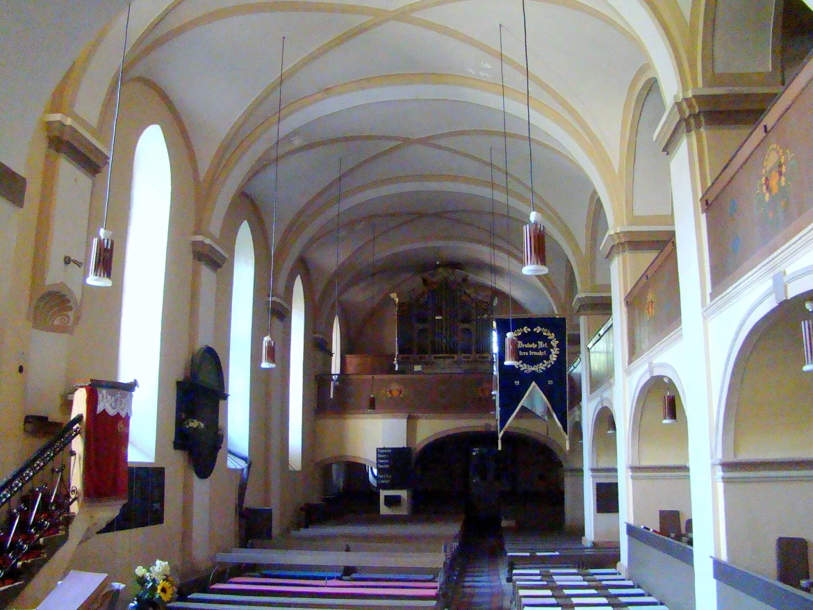 Innenraum der evangelischen Kirche in Seiden