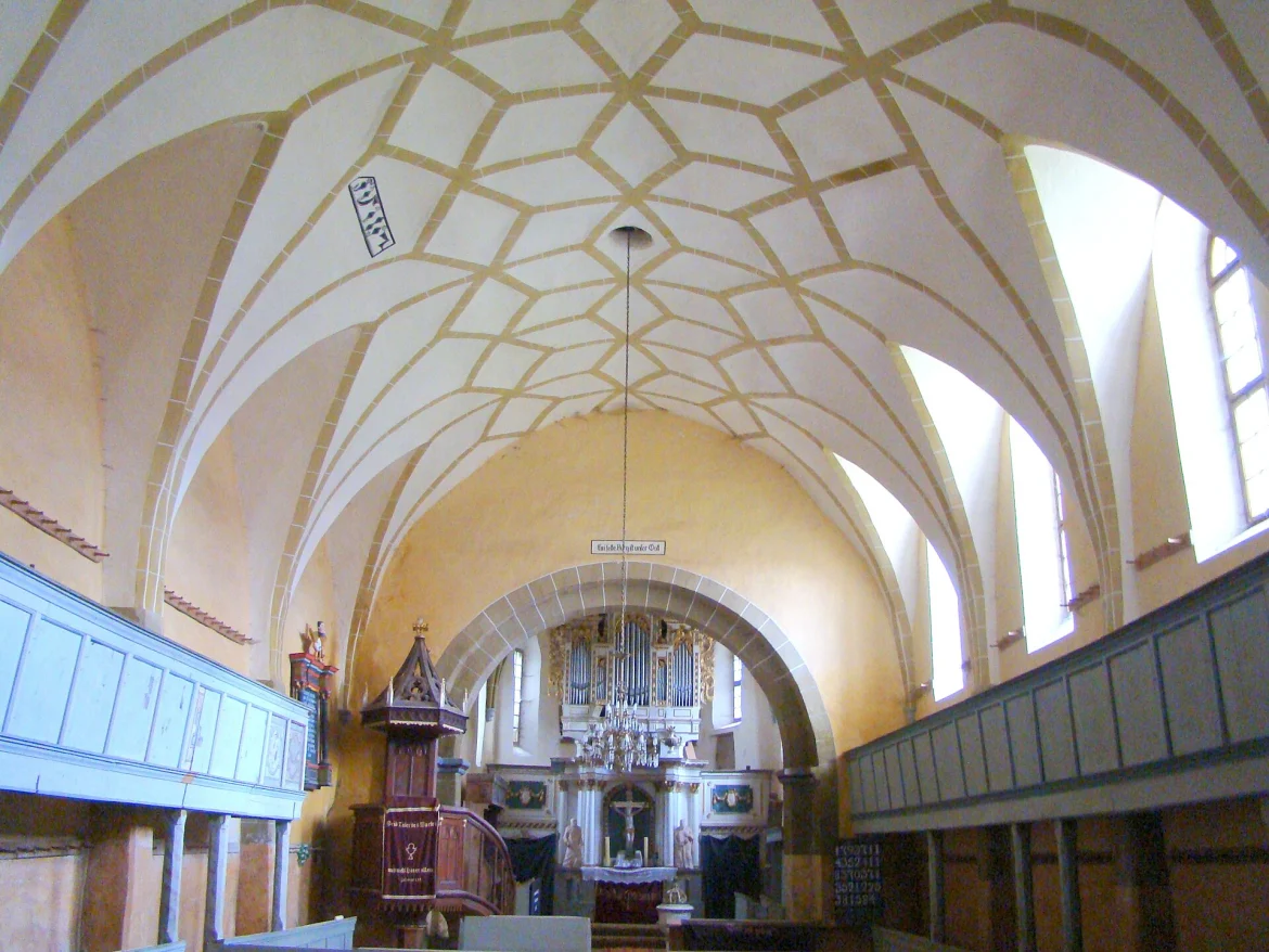 Innenraum der evangelischen Kirche in Stein