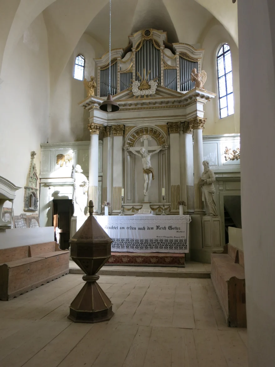 Innenraum der evangelischen Kirche in Trappold